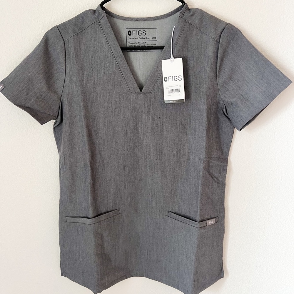 Figs 3 pocket scrub top NEW WITH TAGS